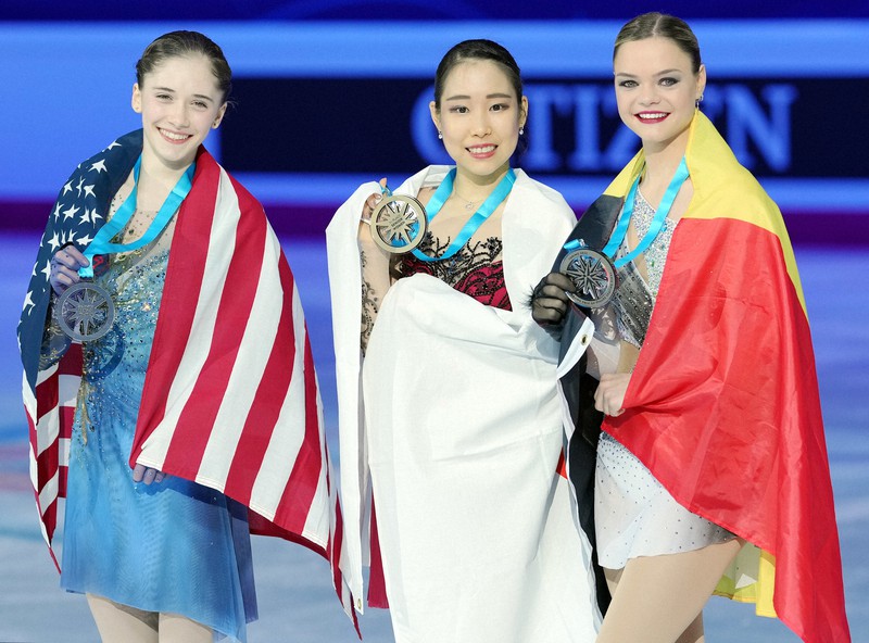 女子シングルの表彰式を終え、笑顔を見せる（左）から2位の米国のイザボー・レビト、優勝した三原舞依、3位のベルギーのルナ・ヘンドリックス＝イタリア・トリノのパラベラ競技場で2022年12月10日、貝塚太一撮影