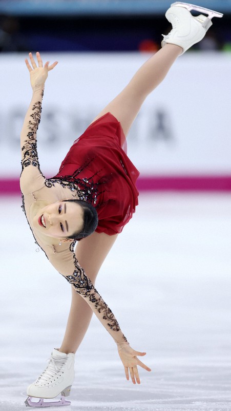 女子フリーで演技する三原舞依＝イタリア・トリノのパラベラ競技場で2022年12月10日、貝塚太一撮影