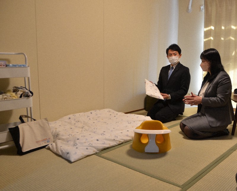 「ステップハウス」について「小さないのちのドア」の永原郁子代表（右）から説明を受ける斎藤元彦知事＝神戸市で2022年11月28日午後1時52分、井上元宏撮影