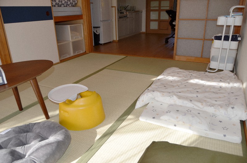 県営住宅に設けられた「ステップハウス」。ベッドから赤ちゃんが落ちないよう、ベビー布団にした＝神戸市で2022年11月28日午後2時18分、井上元宏撮影