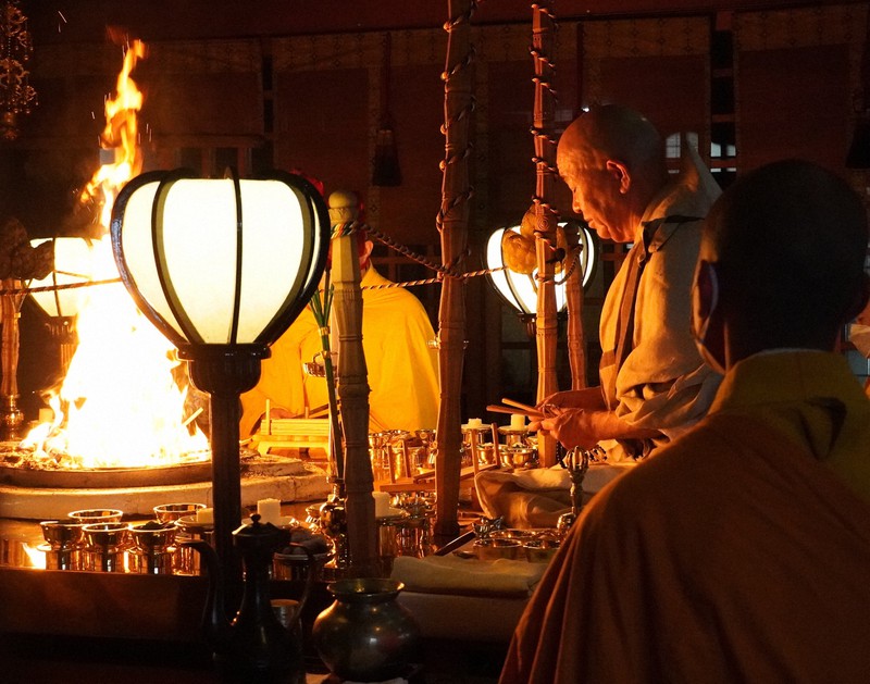 8日間断食、真言唱え護摩焚き 福岡・呑山観音寺で八千枚護摩大行