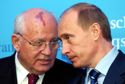 ウラジーミル・プーチン・ロシア大統領（右）と話すミハイル・ゴルバチョフ元ソ連大統領＝2004年12月21日、AP