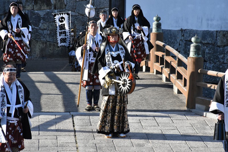 観客「渋い」 大石内蔵助役の中村雅俊さん、赤穂義士祭でパレード