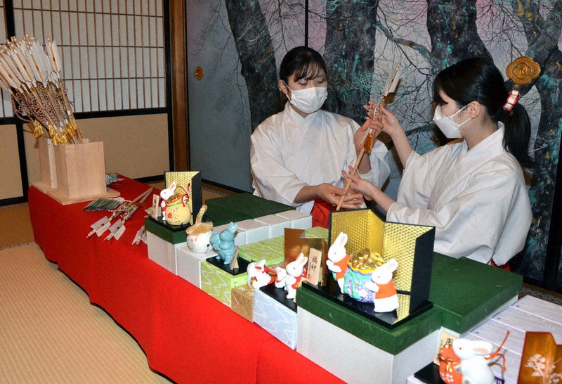 ぴょんと跳ねて、いい年に 縁起物準備着々 石清水八幡宮 ／京都 | 毎日新聞