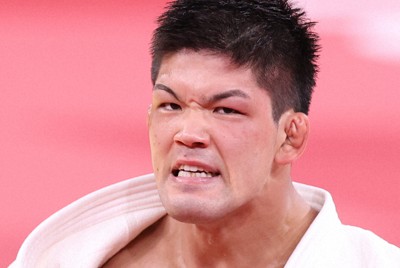 東京五輪の柔道男子73キロ級で金メダルを獲得して喜ぶ大野将平＝日本武道館で2021年7月26日、佐々木順一撮影