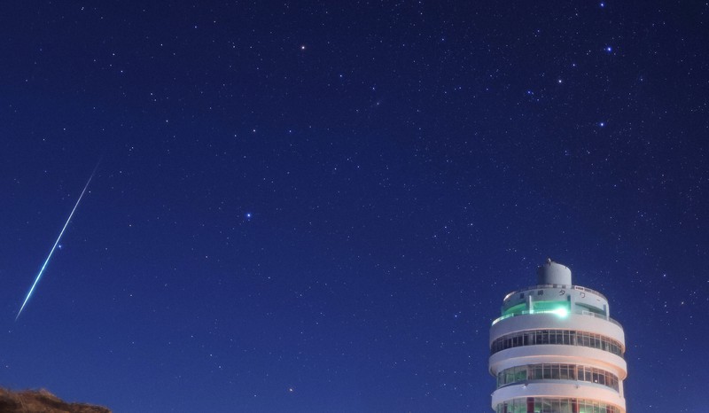 流星キラリ 本州最南端でも天文ファン歓声 ふたご座流星群 [写真特集7