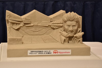 さっぽろ雪まつりの大通会場に設置される大雪像の模型。日本ハムの新球場と新庄剛志監督がモデルとなっている＝札幌市中央区で2022年12月16日午前9時46分、高橋由衣撮影