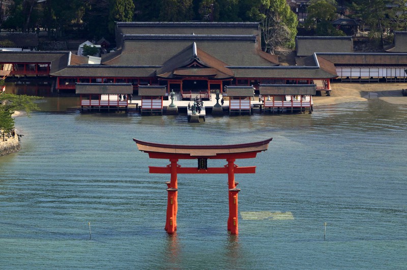 瀬戸内海によみがえる朱色 世界遺産・厳島神社の大鳥居改修終える