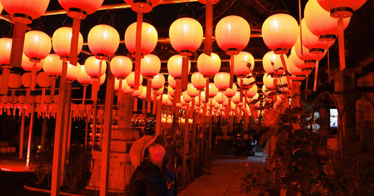1000の光で夜を優しく 奈良・おふさ観音で「提灯まつり」 | 毎日新聞