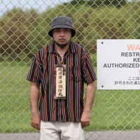 ウチナーグチで歌うラッパーのGACHIMAFさん＝沖縄県北谷町で2022年9月10日、喜屋武真之介撮影