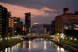 夕闇を映し出す川面＝徳野仁子撮影　