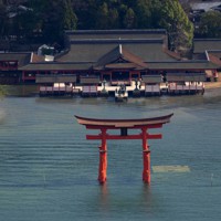鮮やかな朱色がよみがえった世界遺産・厳島神社の大鳥居 [写真特集1/10