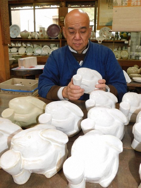 きね振るい、幸ある年に 赤膚焼でウサギの置物づくり 奈良 ／奈良