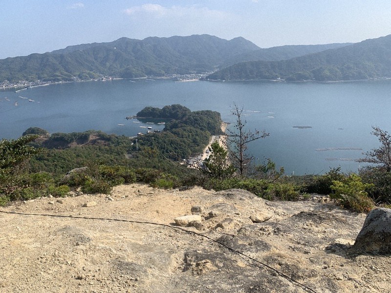 岬にある小さな港と穏やかな瀬戸内海