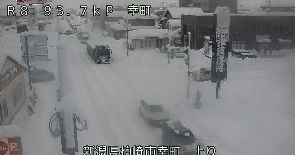 大雪の新潟、国道8号で断続的に車立ち往生 22キロが通行止め | 毎日新聞