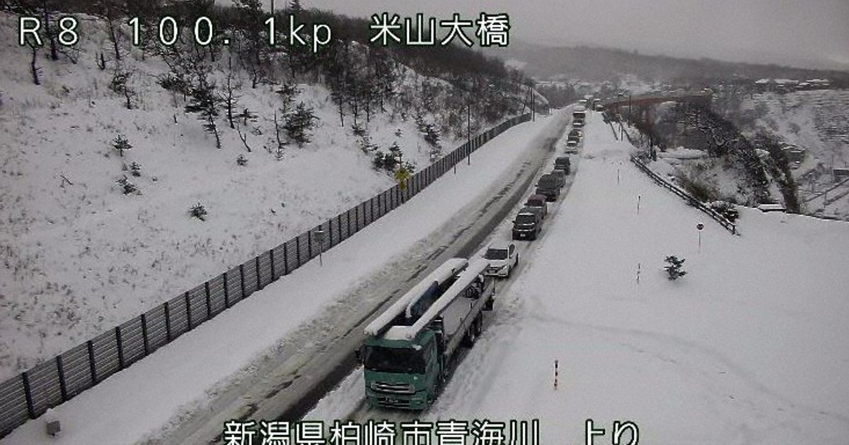 柏崎大雪、立ち往生の車に支援物資 新潟県、市に災害救助法適用 | 毎日新聞