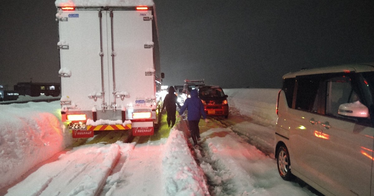 新潟の大雪 車の立ち往生はほぼ解消 陸自が除雪や車を移動 | 毎日新聞