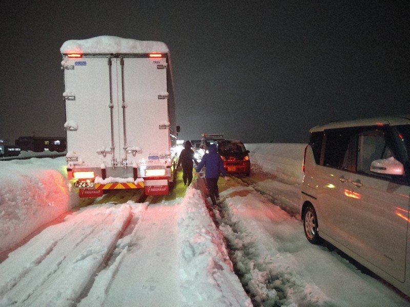 記録的大雪 立ち往生、300メートル通過に9時間 ／新潟 | 毎日新聞