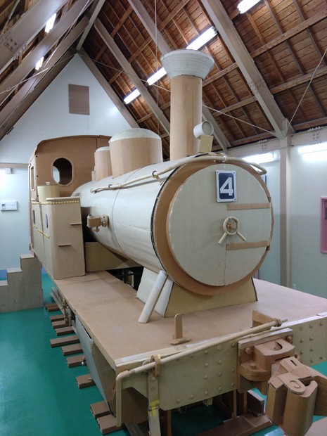 実物大の段ボールSL完成 茨城のテーマパーク「アート楽しんで」 | 毎日新聞