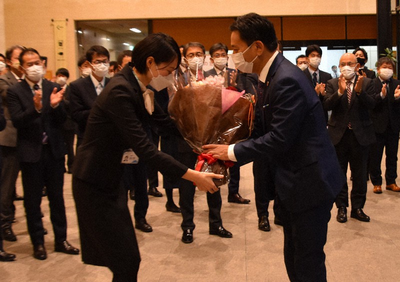 知事選 3選の山口氏が初登庁 当選証書受け「初心に帰る」 ／佐賀 毎日新聞