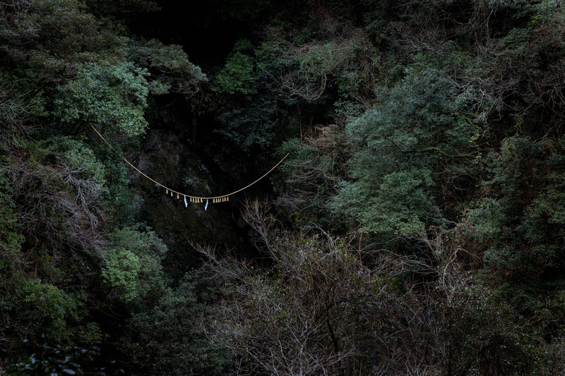 天岩戸でしめ縄張り 登山家が高さ120メートルの断崖で作業 | 毎日新聞