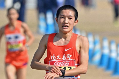 クロスカントリー日本選手権U20男子、1位でフィニッシュする吉岡大翔選手＝福岡市東区の海の中道海浜公園で2022年2月26日、平川義之撮影