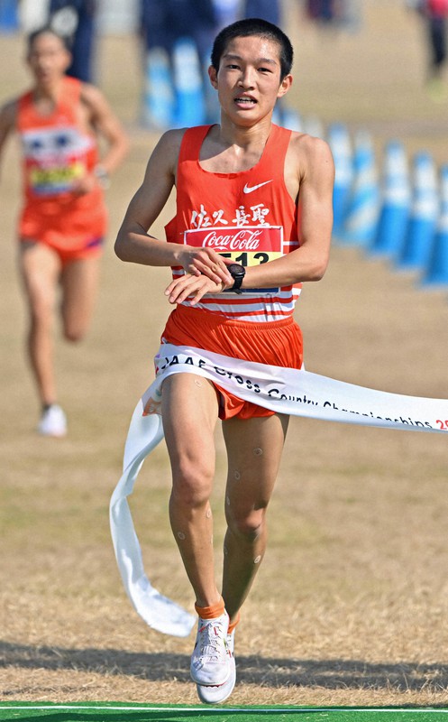 クロスカントリー日本選手権U20男子、1位でフィニッシュする吉岡大翔選手＝福岡市東区の海の中道海浜公園で2022年2月26日、平川義之撮影