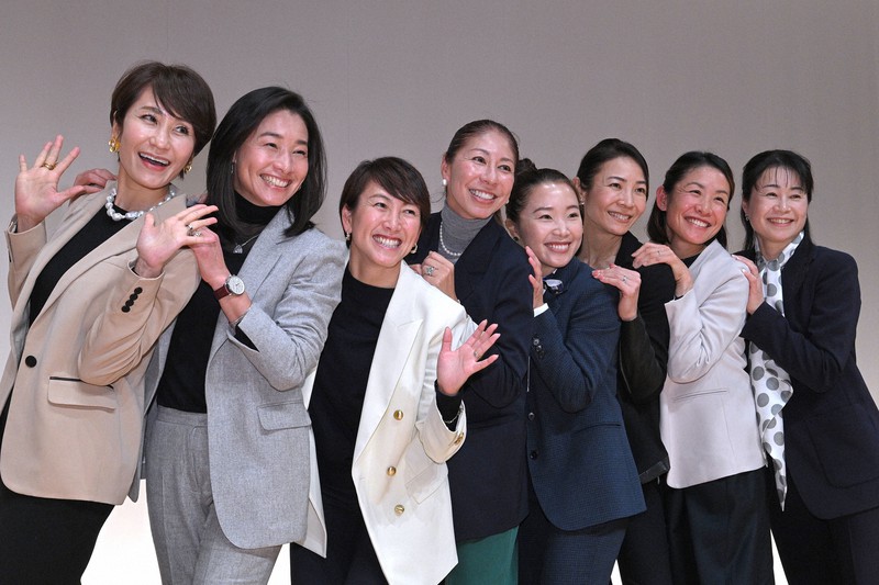 第2部のトークイベント後、写真に納まる（左から）森上亜希子さん、伊達公子さん、杉山愛さん、浅越しのぶさん、奈良くるみさん、小畑沙織さん、中村藍子さん、長塚京子さん＝東京都渋谷区で2022年12月18日、前田梨里子撮影