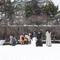 名古屋で初雪、積雪10センチ 名古屋高速は全線通行止め [写真
