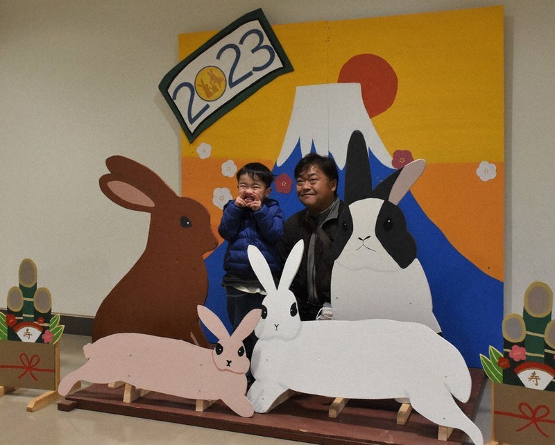日本平動物園で来年の干支展 ウサギ膝に記念撮影も ／静岡 | 毎日新聞