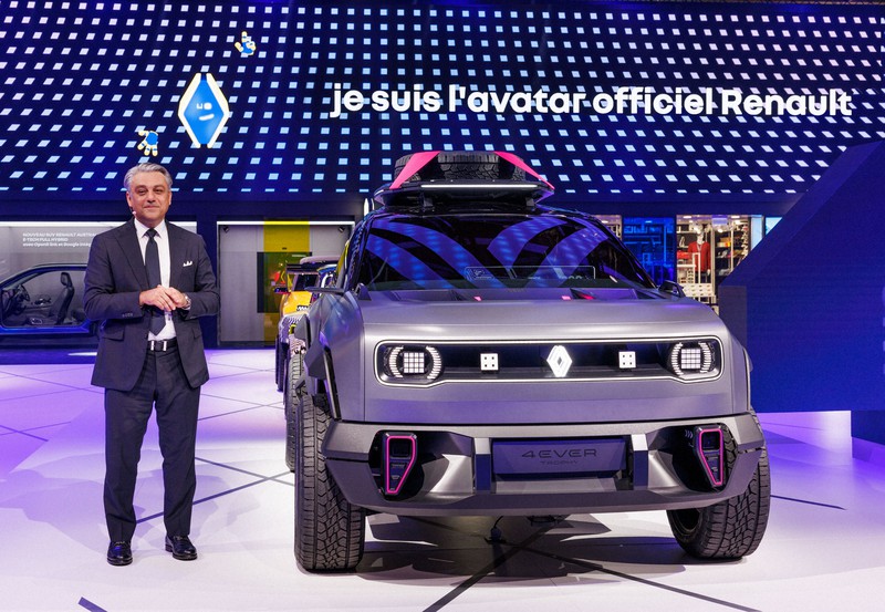 パリモーターショーで自社の車をアピールする仏ルノーのルカ・デメオCEO=2022年10月(ルノー・ジャポン提供)