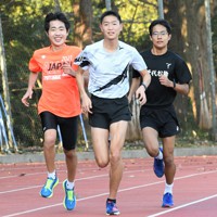 チームメートとともに練習する千葉・八千代松陰1年の鈴木琉胤選手（中央）＝千葉県八千代市の同校で2022年12月8日午後2時36分、石川裕士撮影