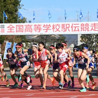 一斉にスタートする選手たち＝たけびしスタジアム京都で2022年12月25日、望月亮一撮影