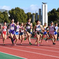 一斉にスタートする選手たち＝たけびしスタジアム京都で2022年12月25日、山崎一輝撮影