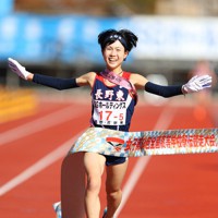 女子の1位でフィニッシュする長野東の村岡美玖選手＝たけびしスタジアム京都で2022年12月25日、滝川大貴撮影