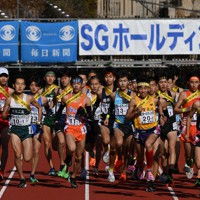 一斉にスタートする男子の選手たち＝たけびしスタジアム京都で2022年12月25日、山田尚弘撮影