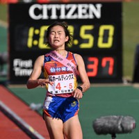 女子の2位でフィニッシュする仙台育英の細川あおい選手＝たけびしスタジアム京都で2022年12月25日、山田尚弘撮影