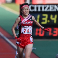 女子の33位でフィニッシュする美濃加茂の樋口ほのか選手＝たけびしスタジアム京都で2022年12月25日、山田尚弘撮影