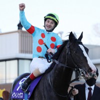 イクイノックス　フォトアルバム　有馬記念　優勝記念品　競馬　JRA イクイノックスが優勝 競馬・有馬記念 [写真特集1/14] | 毎日新聞