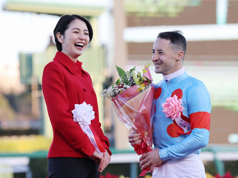 イクイノックスが優勝 競馬・有馬記念 [写真特集1/14] | 毎日新聞
