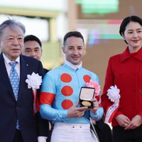 イクイノックスが優勝 競馬・有馬記念 [写真特集1/14] | 毎日新聞