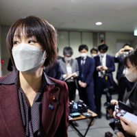 辞表提出後の記者の囲み取材を終え、歩き出す自民党の杉田水脈議員（左）＝東京都千代田区の総務省で2022年12月27日午後2時7分、幾島健太郎撮影