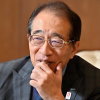 インタビューに答える大阪商工会議所の鳥井信吾会頭＝大阪市中央区で2022年12月21日、川平愛撮影