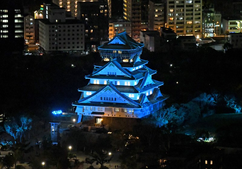 世界糖尿病デーに合わせ、青色にライトアップされた大阪城＝大阪市中央区で2018年11月14日午後6時14分、本社ヘリから平川義之撮影