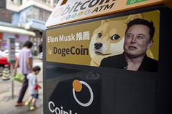 香港のATMに貼られたドージコイン（仮想通貨）の広告に登場したテスラのマスクCEO Bloomberg