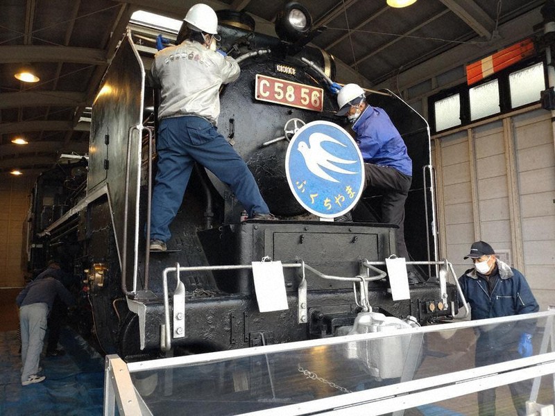 ほこり落として2023年へ出発！ SL保存会が「C58形」を清掃