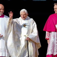 前ローマ教皇ベネディクト16世死去 13年に600年ぶり生前退位 [写真特集