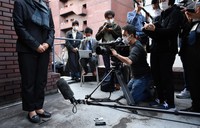 赤木俊夫さんのお気に入りだったマフラーを身につけ、判決後に記者の質問に答える妻雅子さん＝大阪市北区で2022年11月25日、川平愛撮影