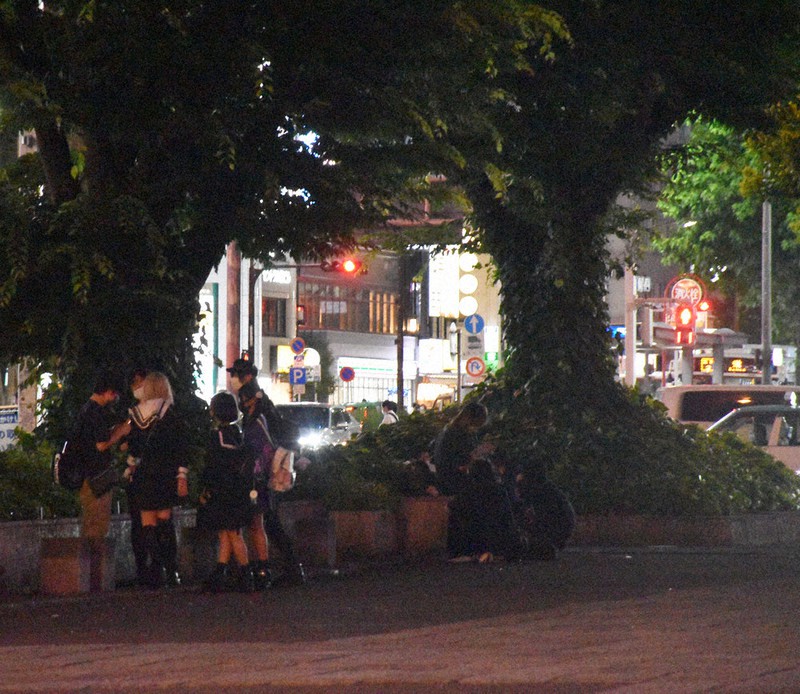 居場所を求めて「ドン横」に集まる少年少女たち=名古屋市中区で2022年6月10日午後7時36分、熊谷佐和子撮影