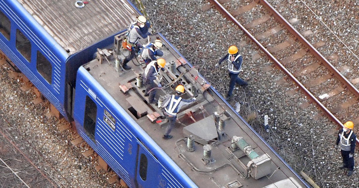 特急衝突、鹿児島線乱れ 男性死亡 架線切断、復旧遅く 九工大前駅
